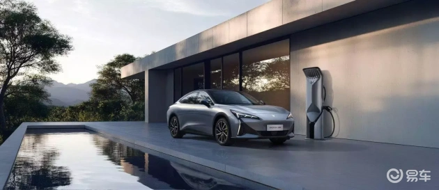 新极狐阿尔法S vs 零跑B01:谁更得年轻人心