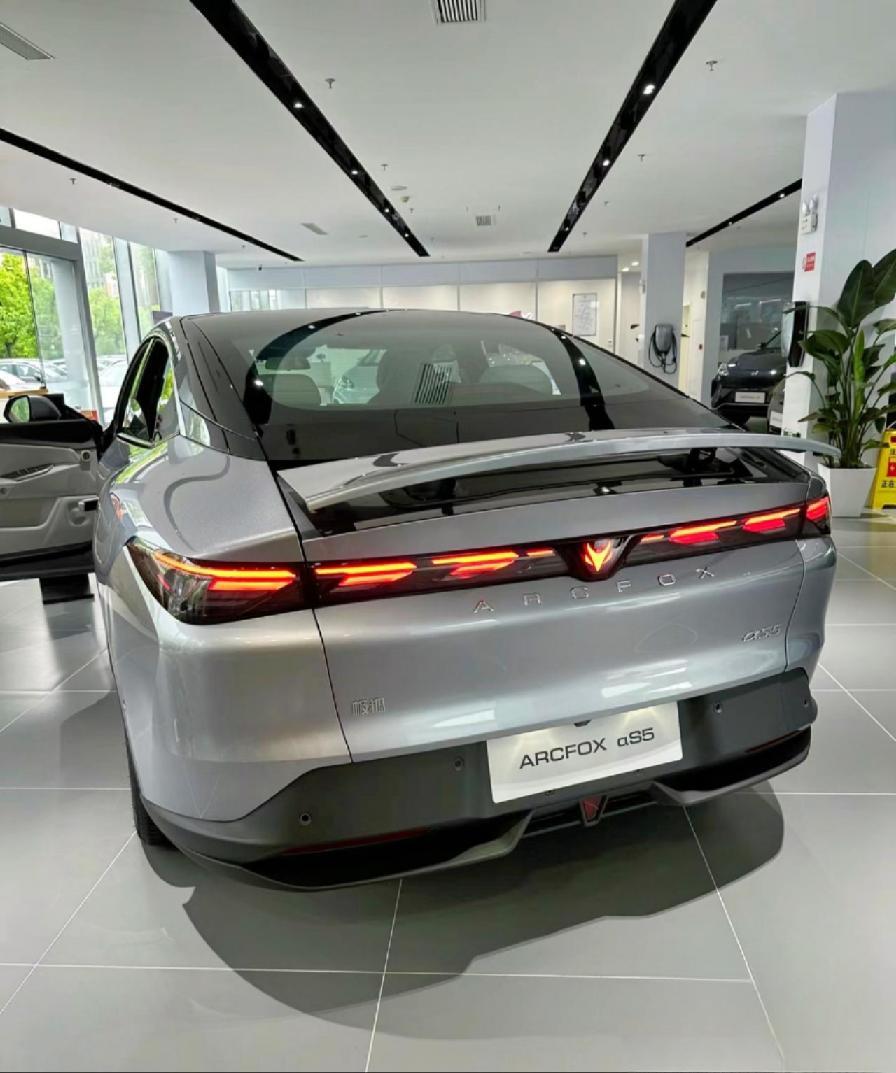 极狐考拉S 年轻人的纯电动SUV 10万预算超值
