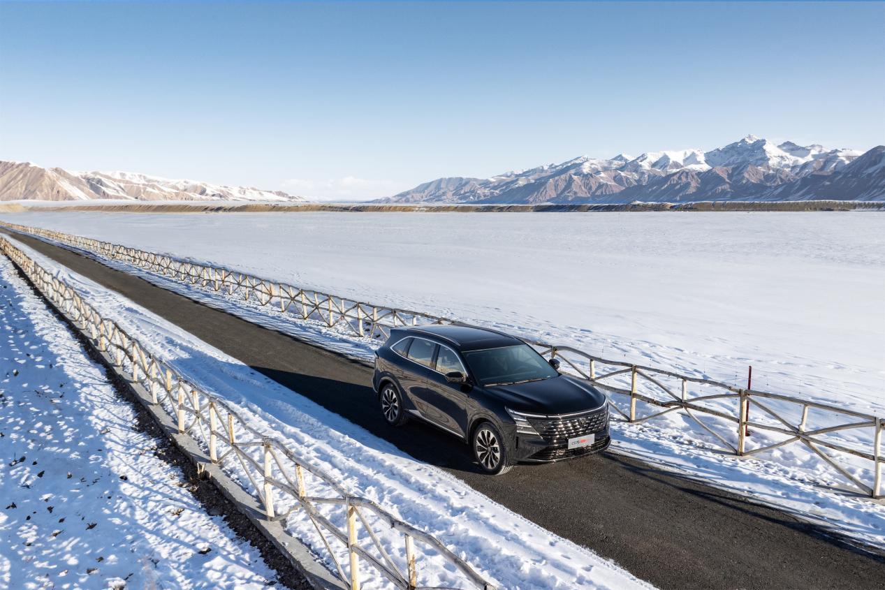 长安第四代CS75PLUS Ultra与丰田RAV4对决